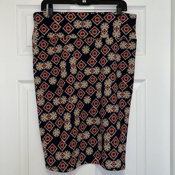 ✨LuLaRoe Cassie printed pencil skirt - Picture 4 of 7